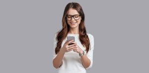 Vrouw met bril kijkt naar smartphone