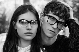 Vrouw en man dragen brilmonturen van het merk Sandro