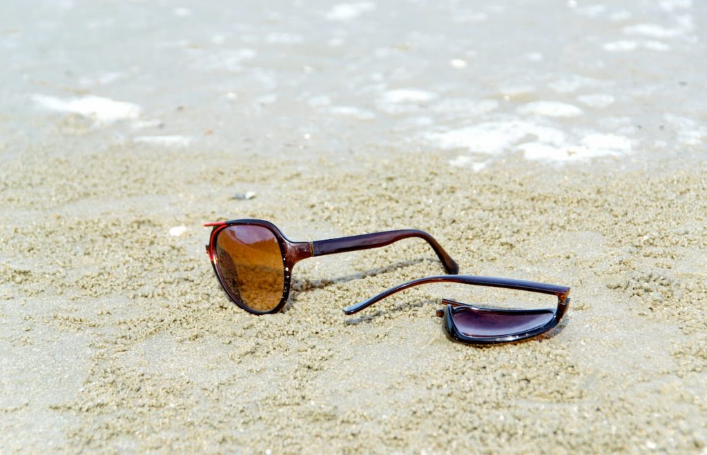 Kapotte zonnebril op het strand