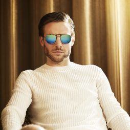 man met futuristische zonnebril 2018